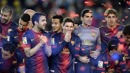 La plantilla del FC Barcelona recibió, tras vencer al Valladolid 2-1, la copa de campeones de la temporada 2012/2013 de la Liga BBVA.