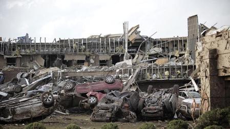 Con más de tres kilómetros de diámetro, el tornado afectó a los suburbios del sur de Oklahoma City y arrasó casas y edificios, causando cerca de un centenar de víctimas.