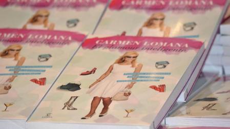 La tertuliana Carmen Lomana acudió al Hotel Puerta del Camino de Pamplona a presentar su último libro, "El glamour inteligente".