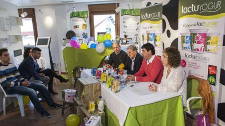 Varios integrantes de la plantilla y la directiva de Osasuna participaron en la presentación de la nueva gama de yogures de Lacturale y visitaron las instalaciones de la empresa en Etxeberri.