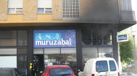 Un incendio afectó a la tienda de bicicletas Ciclos Muruzabal de Barañáin y tuvo que ser sofocado por los bomberos.