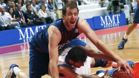 El Real Madrid doblega al Regal Barcelona y gana el t&iacute;tulo (79-71)