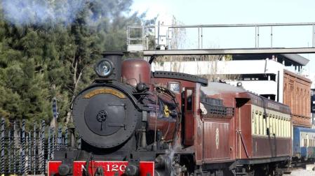 Los uruguayos viajan a 1890 con una locomotora a vapor