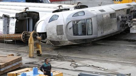 Tras el accidente de un tren descarrillado que provocó la muerte de 78 personas, las labores de este fin de semana se han centrado en remover los restos de la maquinaria de la vía, identificar los últimos cuerpos y recuperar las pertenencias de los viajeros. Mientras, Santiago de Compostela y España continúan su jornada de luto.