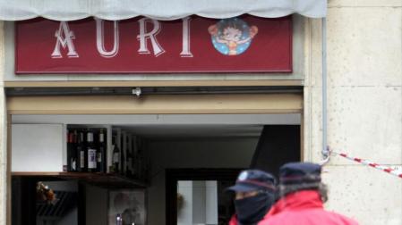 Agentes de la Ertzaintza ante el bar de la calle Biarritz, en el barrio bilbaíno de Rekalde.