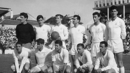 Puskas, segundo agachado por la derecha, en el campo de San Juan,en 1961