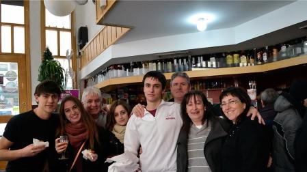 Satisfacción en el bar Endika de la Chantrea tras repartir suerte entre vecinos del barrio
