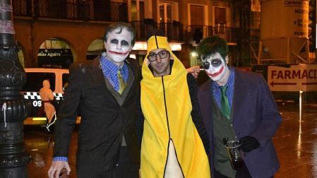 Desfile de disfraces por las calles de la capital navarra para celebrar una de las noches más esperadas.