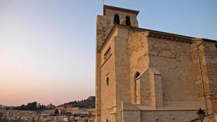 La iglesia de San Pedro de la R&uacute;a, con Estella al fondo.