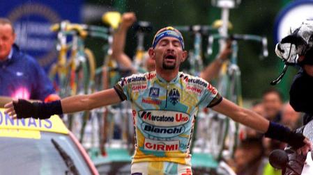 Marco Pantani cruza primero en meta en el Tour del 98