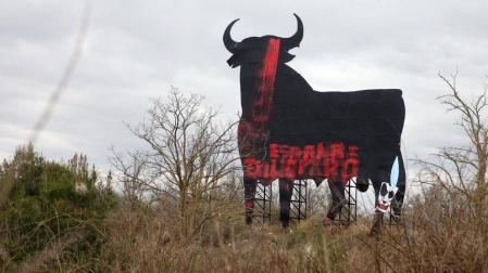 El toro de Osborne situado en Tudela, manchado con pintadas de color rojo