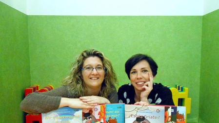 La pedagoga Leticia Garc&eacute;s y la periodista Asun Egurza (dcha)