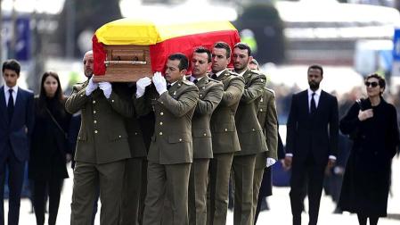 El cortejo fúnebre con el féretro del expresidente del Gobierno Adolfo Suárez llegó a las 10.00 horas al Congreso de los Diputados, que acogerá hasta este martes su capilla ardiente. En la parte baja de la escalinata de la Puerta de los Leones recibieron el féretro el jefe del Ejecutivo, Mariano Rajoy, sus antecesores en el cargo -Felipe González, José María Aznar y José Luis Rodríguez Zapatero-, y los presidentes del Congreso, Jesús Posada, y del Senado, Pío García Escudero.