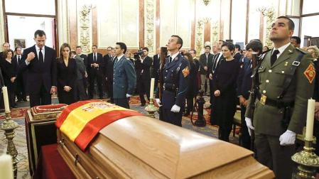 Don Felipe y doña Letizia visitaron a la familia del expresidente Adolfo Suárez en la capilla ardiente instalada en el Palacio del Congreso de los Diputados.