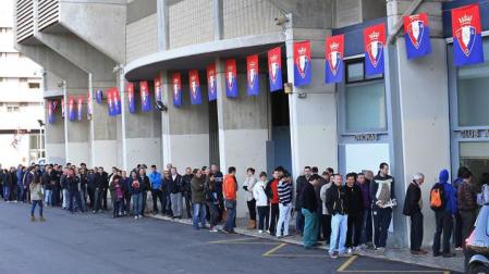 El Sadar registró colas en el primer día de venta de entradas