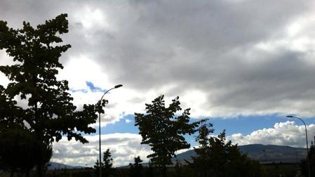 Los cielos cubiertos dan inicio a una semana que dejará lluvias débiles