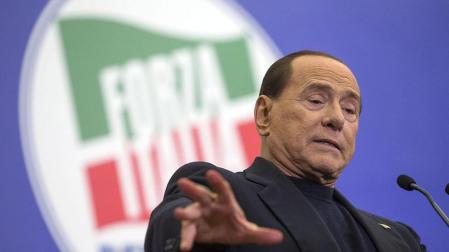 Silvio Berlusconi cumple condena mientras regresa a la arena medi&aacute;tica
