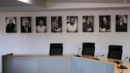 Burlada recuerda a sus alcaldes con ocho retratos en el salón de plenos
