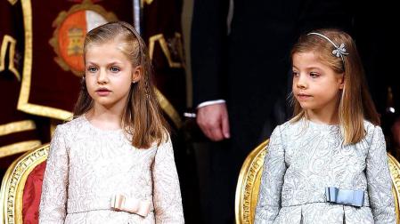 La calidez ha sido el común denominador de la ceremonia de proclamación de Felipe VI, desde los cariñosos gestos entre los protagonistas a la suavidad del color de los vestidos, encabezado por la elección de la Reina Letizia, que de blanco y corto, ha brillado con un sobrio diseño de Felipe Varela.