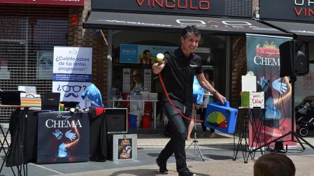 El Ensanche de Pamplona se llenó de juegos, magia, teatro, música y payasos con motivo de la iniciativa 'Comercio hace ciudad' este sábado 21 de junio de 2014.
