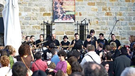 Concierto de Motxila 21 en el Caballo Blanco