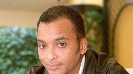 El cantante Jon Secada lanzar&aacute; su autobiograf&iacute;a