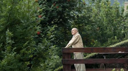 Jordi Pujol se pasea por el jard&iacute;n de su casa en Queralbs ante las c&aacute;maras