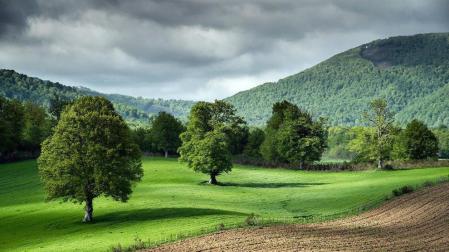 Diez rutas en moto permiten conocer  los rincones m&aacute;s singulares de Navarra