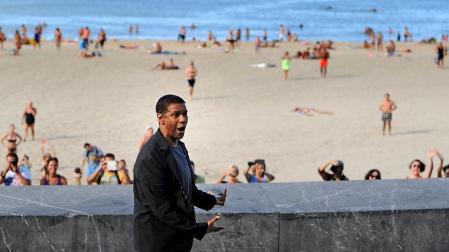 Denzel Washington protagonizó el momento estelar de la gala de apertura de la 62 edición del Festival de Cine de San Sebastián al recoger el Premio Donostia, un galardón que reconoce una carrera que no hubiera sido posible sin la "pasión" que le ha mostrado el público.