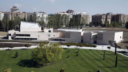 El arquitecto navarro, durante el recorrido de presentación del Museo Universidad de Navarra, una de sus últimas obras ya finalizada a la espera de su inauguración en enero del 2015.