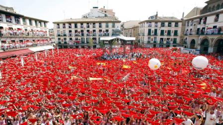 Imagen de la plaza de los Fueros de Tudela el día del cohete de las fiestas.