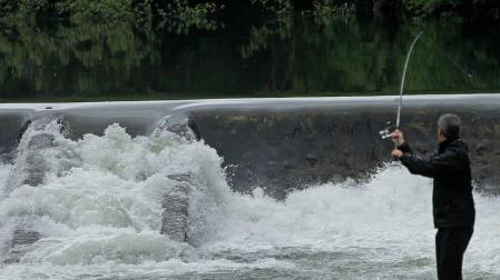 Un pescador del río Bidasoa, en la zona del Pozo de los 50, en Endarlatsa.
