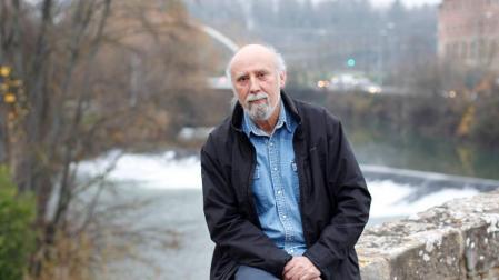 Bernardo Apesteguía sentado en el puente de Santa Engracia, con el de Oblatas, detrás.