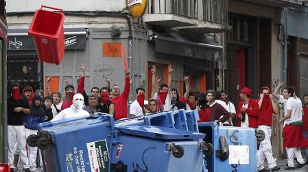 Tres detenidos y cargas policiales en el "encierro de la villavesa"