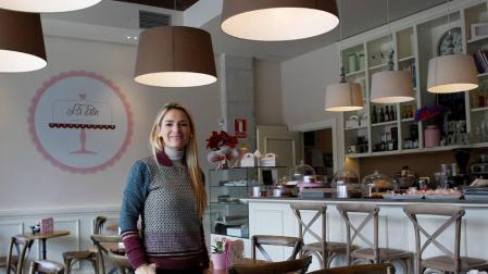 María Caridad Salanueva en el interior de la cafetería La Tatin, en el barrio de Mendebaldea.