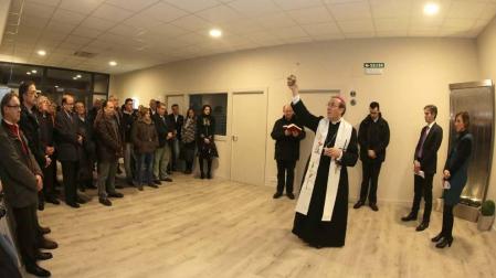 El arzobispo bendice las instalaciones del nuevo tanatorio que abre sus puertas en Noáin.