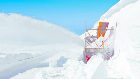 El puerto de Belagua se abre camino entre muros de ocho metros de nieve