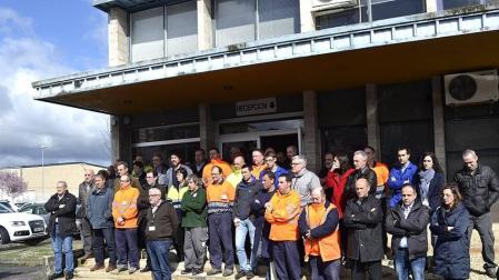 Los trabajadores de Delphi se han concentrado en recuerdo de Rogelio Oficialdegui