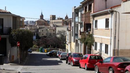 La calle del río que divide Tudela en dos
