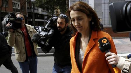 Rato y su pareja salen por separado de su domicilio madrileño