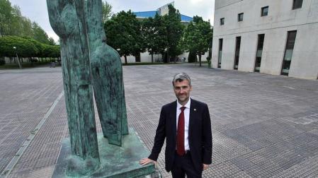 “El rector debe ser un líder independiente de la política”