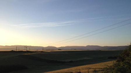 Soleado amanecer en la Cuenca de Pamplona este 18 de mayo de 2015