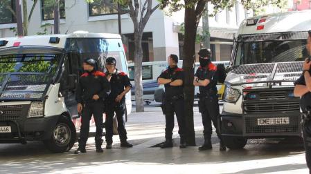 MOSSOS DETIENEN A UNA VEINTENA DE 'LATEROS' POR TRÁFICO DE DROGAS