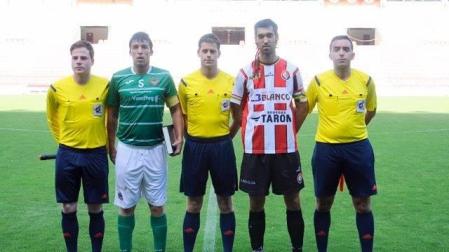 Guillermo Reclusa, David Pérez García y Rafa Beunza con los capitanes de Ascó y SD Logroñés.