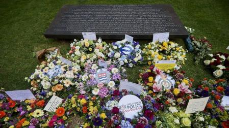 El primer ministro británico y el alcalde de Londres presidieron la ceremonia en recuerdo de los fallecidos en los atentados.