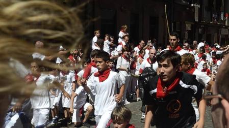 Cientos de niños corrieron ante las astas de los toros de cartón.