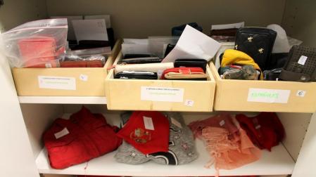 Móviles, carteras, documentación y ropa recogidos en la oficina de Objetos Perdidos durante las fiestas de San Fermín 2014.