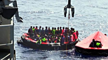Al menos 25 inmigrantes muertos y 400 rescatados en el Canal de Sicilia