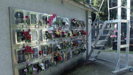 Imagen de un grupo de columbarios cinerarios en el cementerio de Pamplona.
