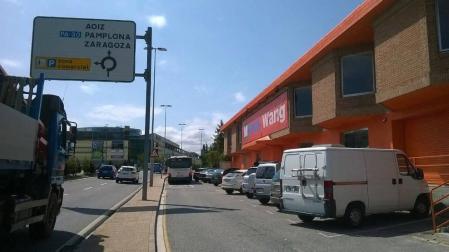 Exterior del local que se destinará a bazar, junto a un vial de servicio y la carretera PA-30. Al fondo, Itaroa.